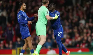 Дейвид Мойс защити Гей след лудия червен картон в мача с Юнайтед