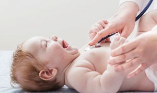 Педиатър направи нещо удивително с плачещо бебе (ВИДЕО)
