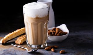 Рецепта на деня: Бадемово лате