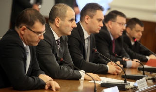 Олигарсите се опитват да „бутнат" валутния борд