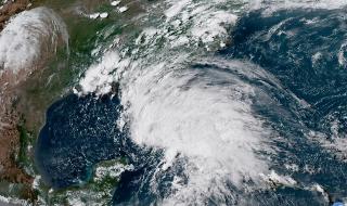 Масова евакуация в сезона на ураганите (СНИМКИ)