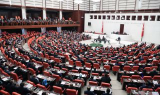 Народни представители се биха в турския парламент
