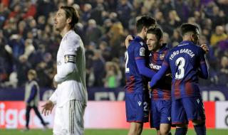 Реал Мадрид се издъни, &quot;кралете&quot; поставени на колене във Валенсия (ВИДЕО)