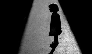 Деца живяха седмица с трупа на баба си, не могли да отключат телефона ѝ 