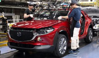 Защо Mazda драстично намалява производството си?