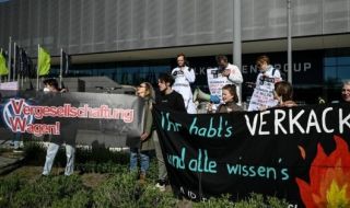 Екоактивисти замеряха с торти шефове на Volkswagen (ВИДЕО)