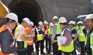 Събев: Ще прекратяваме договорите с фирмите, които не изпълняват проектите си по график