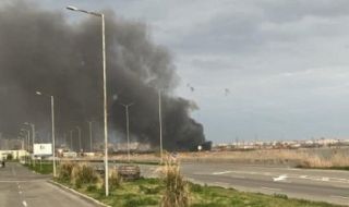 Щети в големи размери са нанесени от пожара снощи в промишлената сграда в Бургас