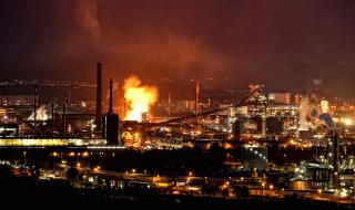 Бензинът в САЩ поскъпна заради огромен пожар