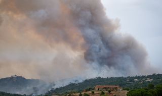 Стотици души са евакуирани заради пожарите във Франция