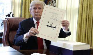 Тръмп подписа законопроекта за данъчната реформа