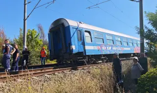 Влак дерайлира в Искърското дефиле