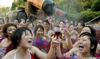 Защо Япония иска хората да пият повече алкохол