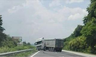 Камион спука гума на "Хемус", запуши магистралата