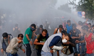 Унгарски полицаи атакуваха бежанци със сълзотворен газ