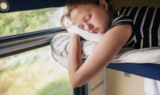 Пикантни СНИМКИ от спалните вагони: Ето как спят някои пътнички