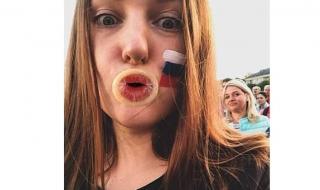 Руски блогър: Жените ни се държат като к***и с чужденците