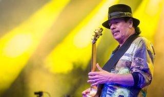 Легендарният китарист Карлос Сантана припадна по време на концерт (ВИДЕО)