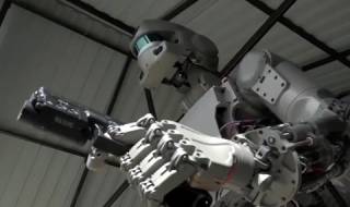 Роботът космонавт Фьодор умее и да стреля