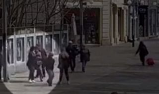Мъж нападна с ритници в главата жени в центъра на Бургас (ВИДЕО)