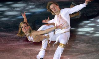 Денкова и Максим Стависки танцуват в подкрепа на олимпийски шампион