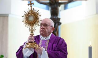 Папата дарява респиратори