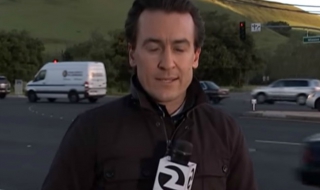 Кола едва не прегази репортер по време на живо предаване (ВИДЕО)