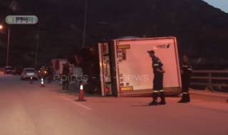 Български тир се обърна в Гърция (Видео)