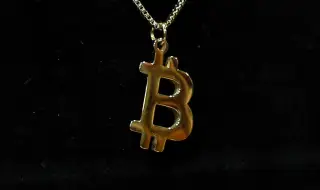 Цената на биткойн падна до 82 000 долара