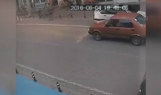 Мъж хвана бебе, падащо от четвъртия етаж (ВИДЕО)