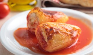 Рецепта за вечеря: Пълнени чушки с доматен сос