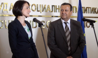 Социалният министър Хасан Адемов: Няма да раздаваме "пари на калпак"