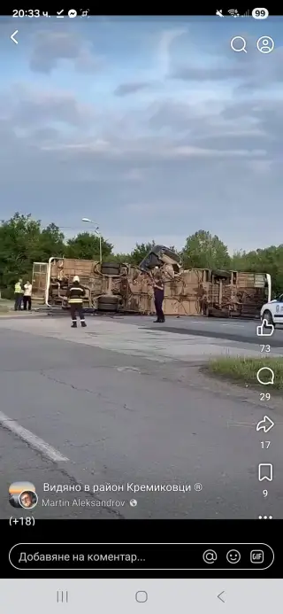 Автобус се обърна след тежка катастрофа на „Челопешко шосе“ в София, има пострадали ВИДЕО