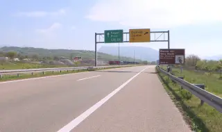 Български ТИР се обърна и блокира магистралата Ниш - Белград