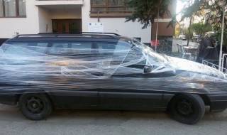 Първоаприлска шега или ново наказание за нагли шофьори? (Снимки)