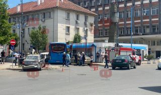 Голяма катастрофа с автобус до жп гарата в Бургас, има пострадали (ВИДЕО)