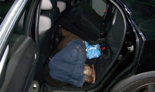 Италианец крие колумбийка в колата си