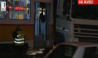 Камион удари трамвай в София