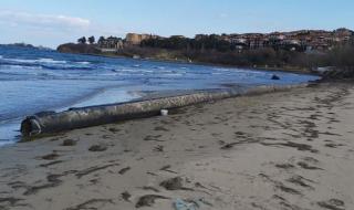 Морето изхвърли на брега мръсната тръба на Созопол