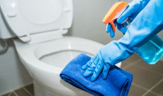 Прост трик за почистване на тоалетната чиния до блясък