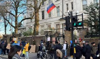 Протести пред руските посолства в Европа