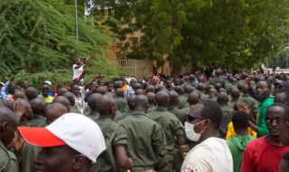 Хиляди привърженици на хунтата в Нигер отпразнуваха прогонването на френския посланик