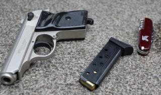 Мъж заплаши с пистолет случайна минувачка в Разградско