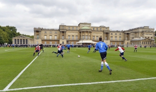 За първи път в историята  Бъкингамският дворец беше домакин на футболен мач