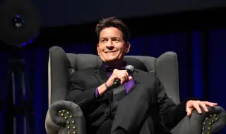 Чарли Шийн има връзка с мъж и се чувства спокоен и щастлив