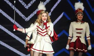 Мадона падна ужасно по време на концерт