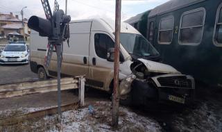 Микробус се вряза във влак във Велинград (ВИДЕО+СНИМКИ)