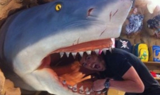 Валдес се напъха в акула