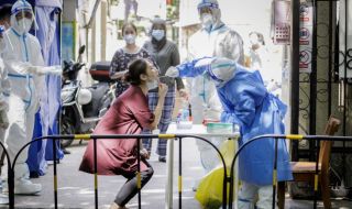 COVID-19 отново затвори десетки милиони хора в Китай