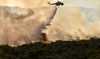 Гръцките пожарникари водят безмилостна битка с огнената стихия